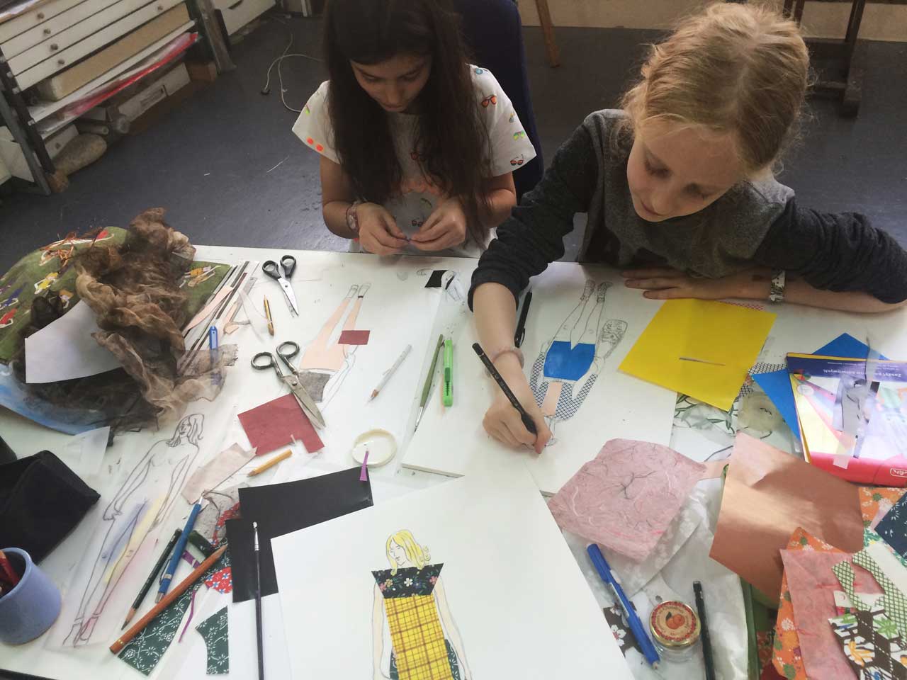 Cours de dessin et peinture pour des adolescents et enfants - Atelier de Mode