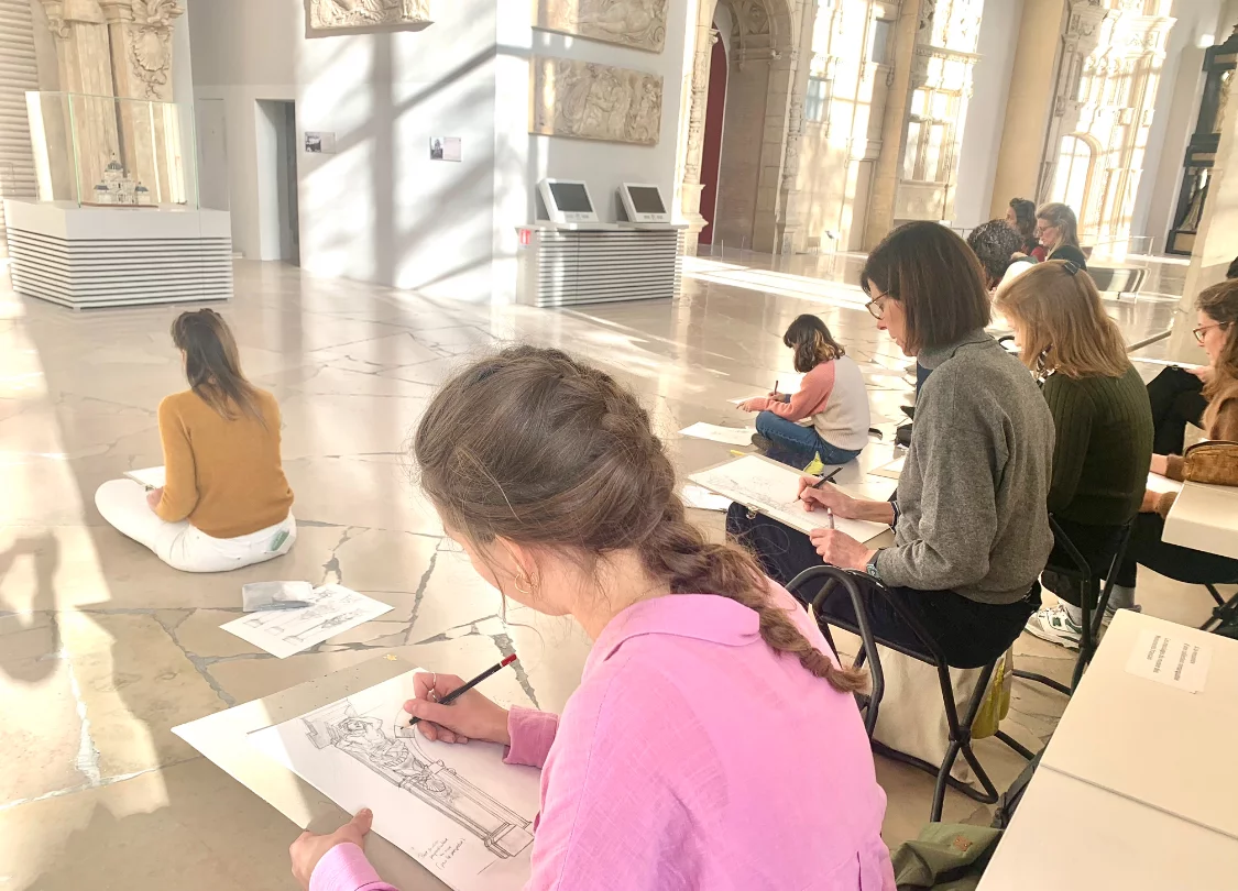 Cours de dessin dans le musée, cité de l'architecture
